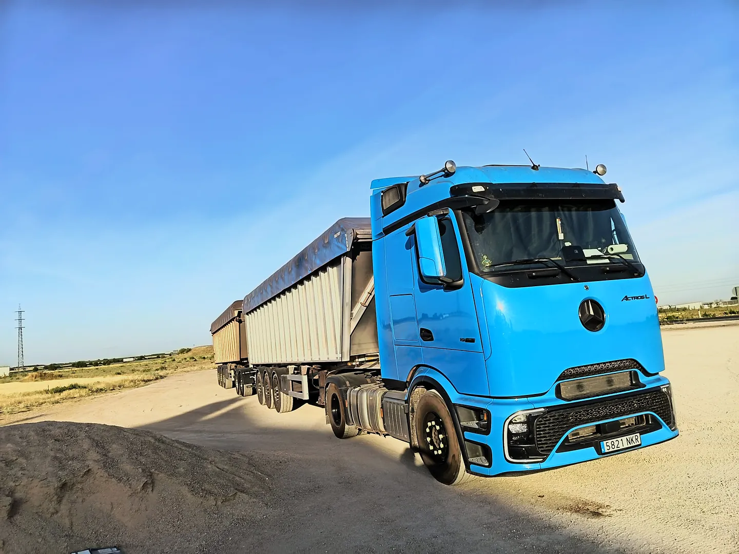 Camión Mercedes-Benz Actros de Logística HVG con bañera basculante de aluminio