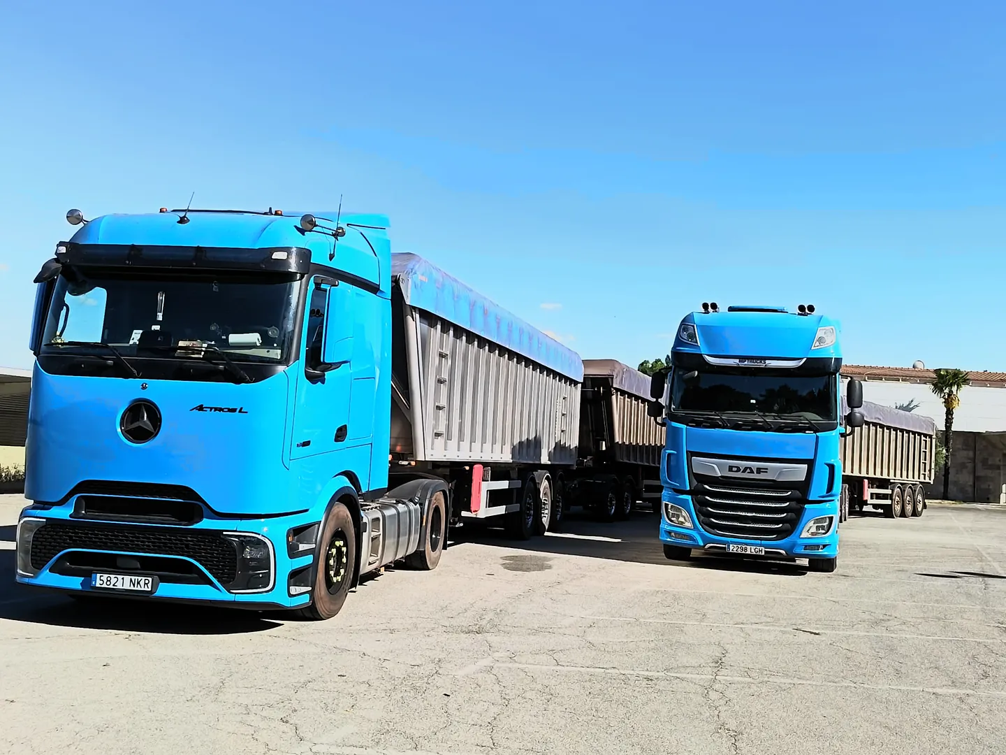 El Mercedes-Benz Actros L y el DAF XF de Logística HVG, de frente, con sus bañeras de aluminio tapadas con lona